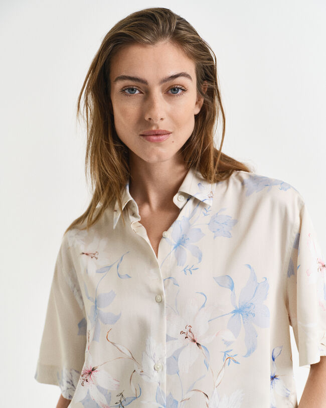 Camisa Regular Fit de manga corta con estampado de flores
