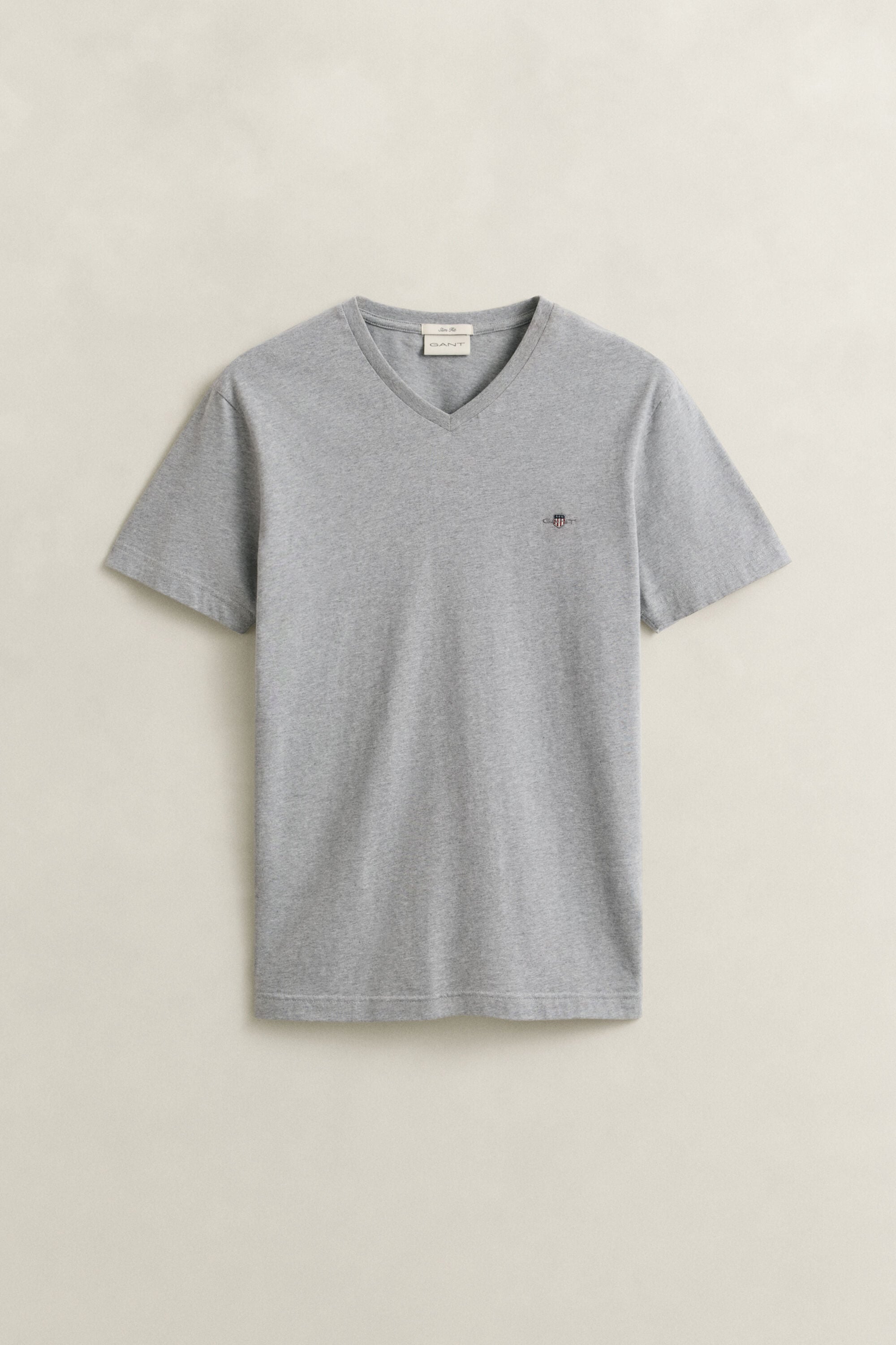 Camiseta Shield con cuello de pico