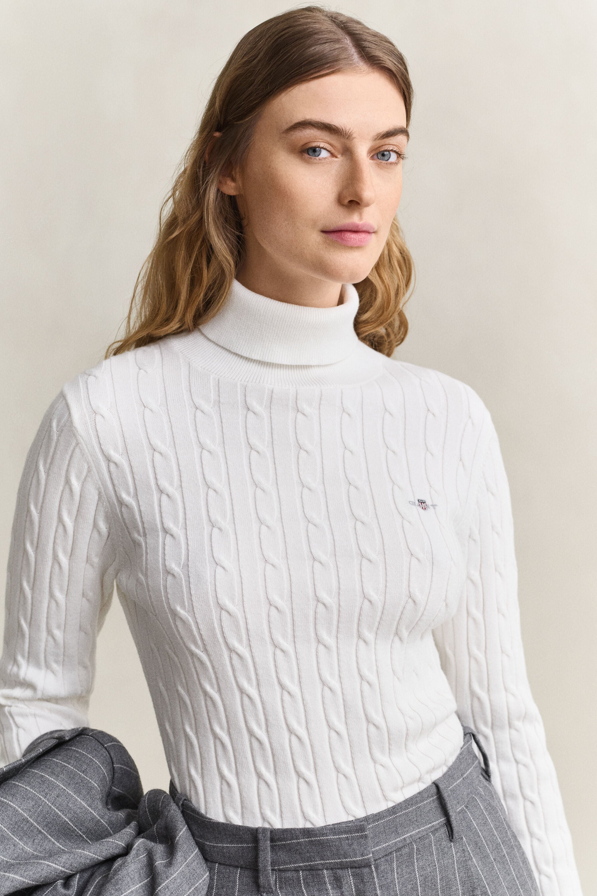 Jersey de punto de ochos con cuello de cisne en algodón elástico
