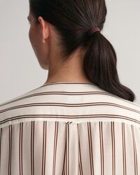 Caftán de rayas con cuello de pico