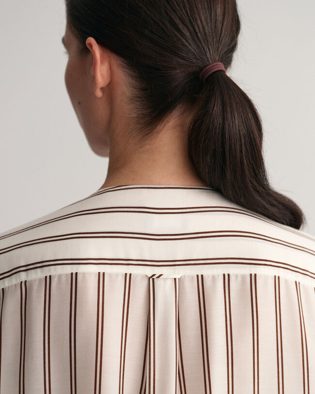 Caftán de rayas con cuello de pico