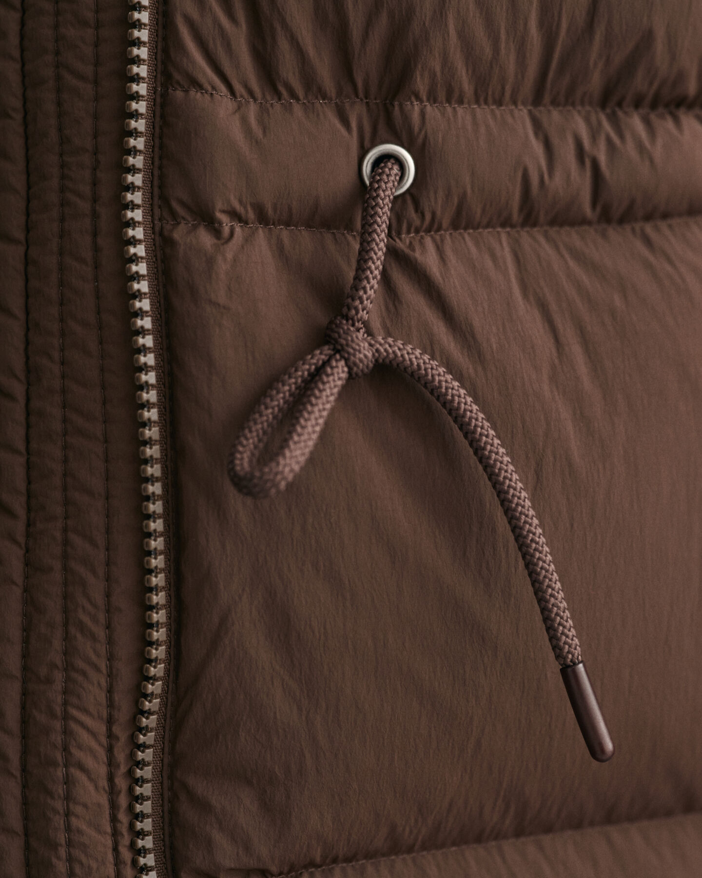 Chaleco de plum&oacute;n y largo medio