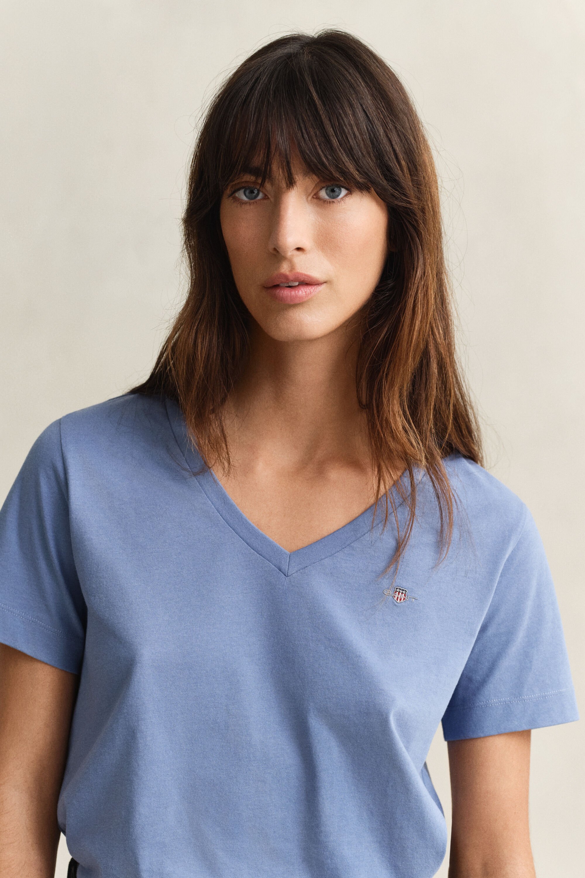 Camiseta Shield con cuello de pico