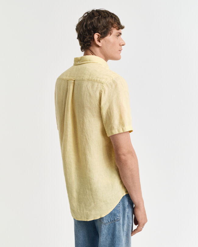 Camisa Regular Fit de manga corta y lino te&ntilde;ido en prenda