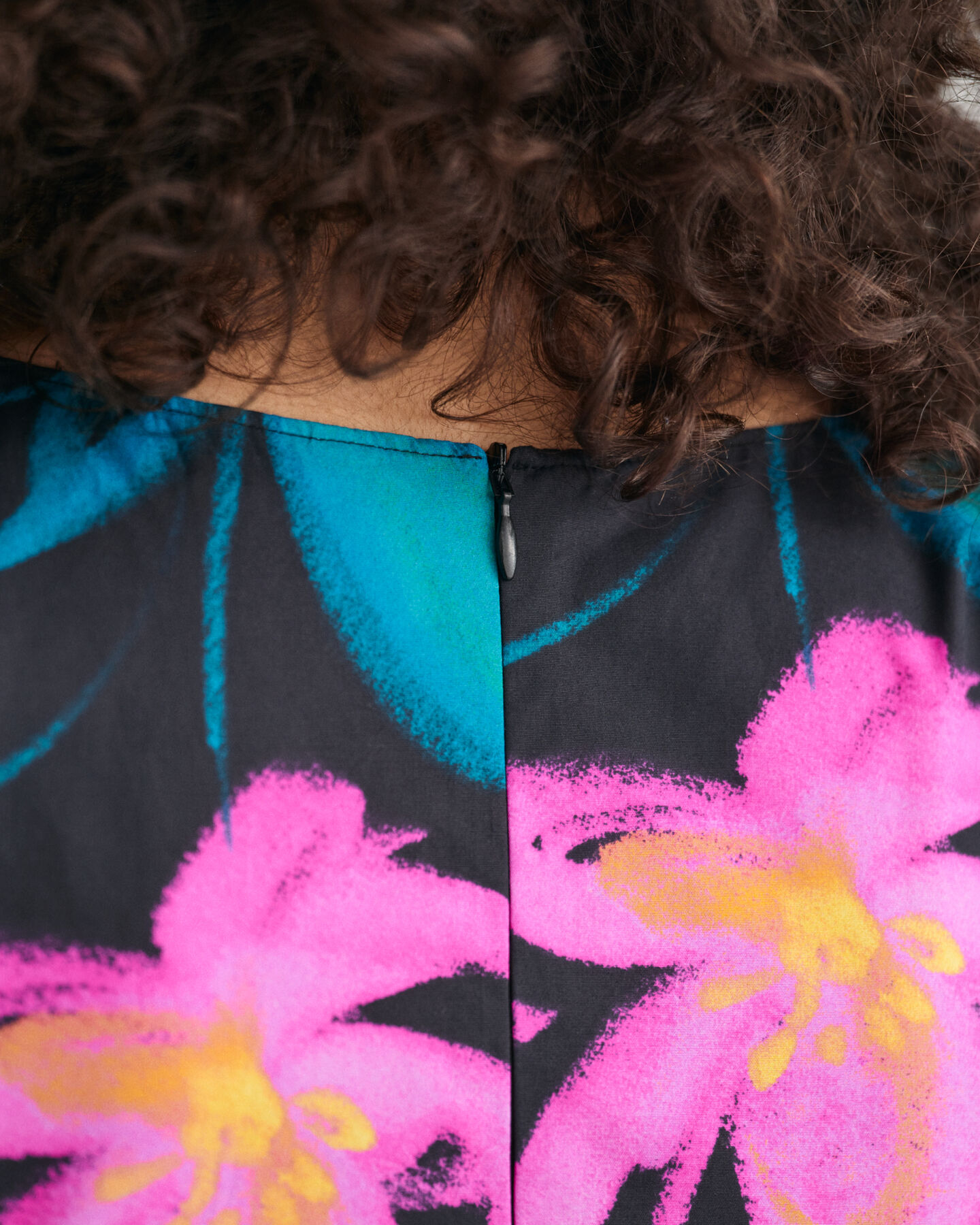 Blusa con mangas volumen y estampado de flores