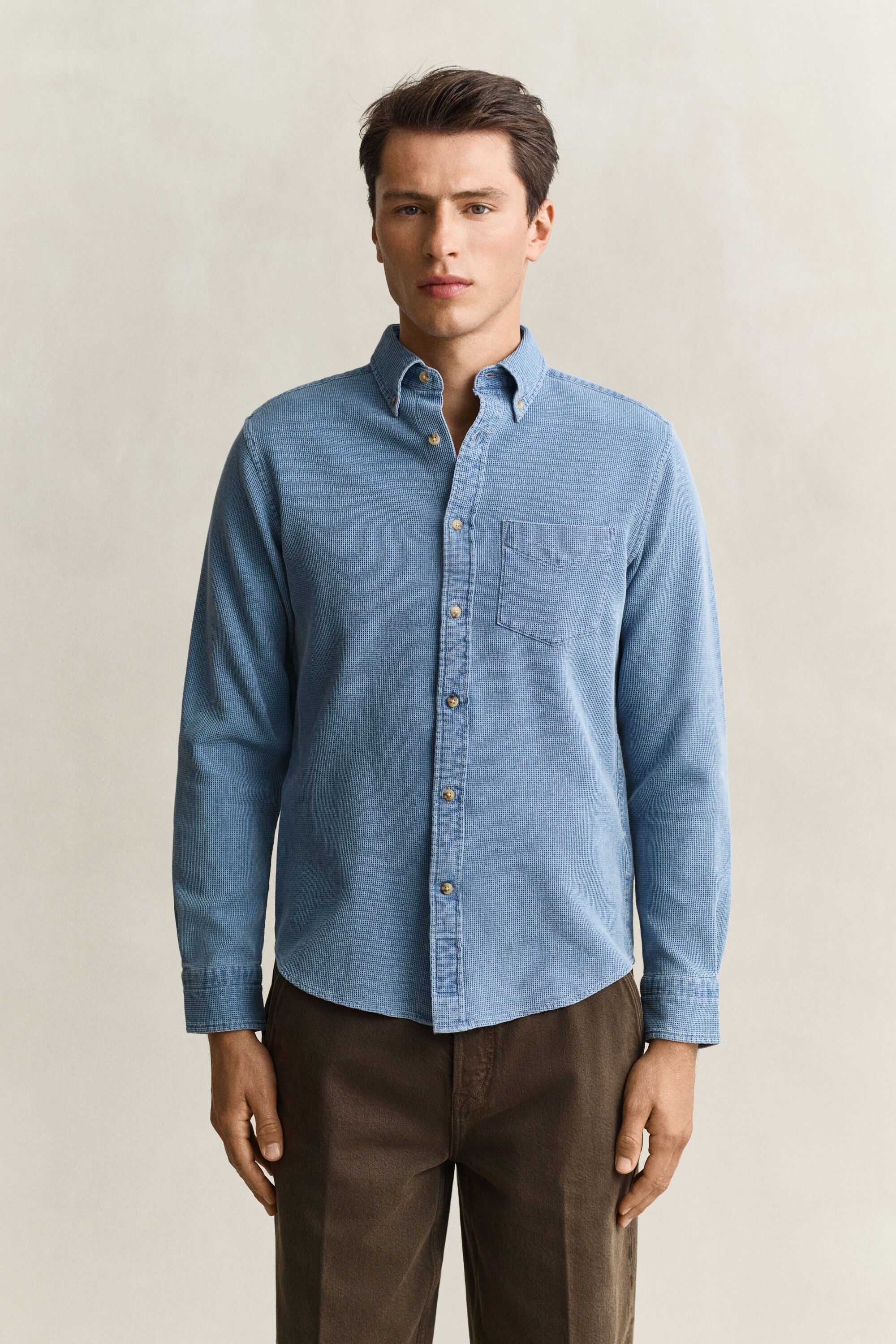 Camisa añil con textura de nido de abeja