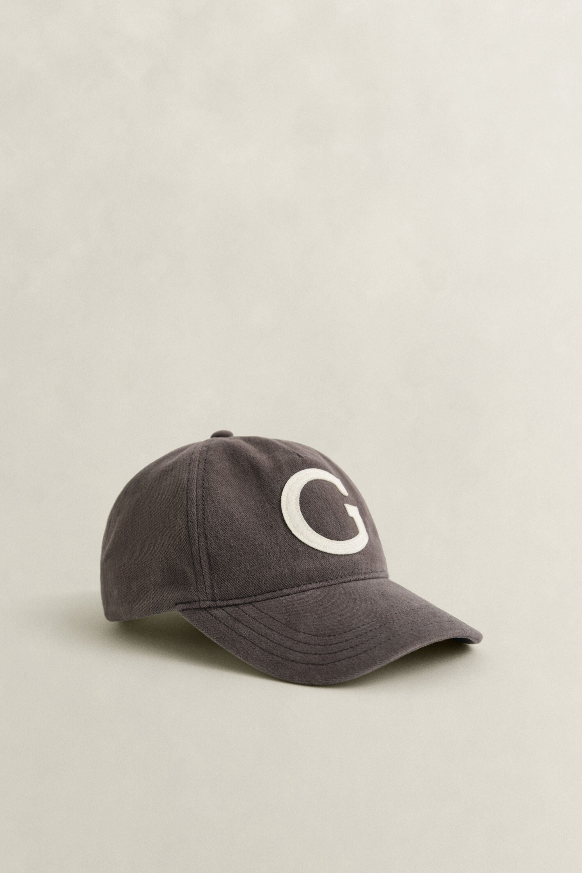Gorra de molesquín con insignia G