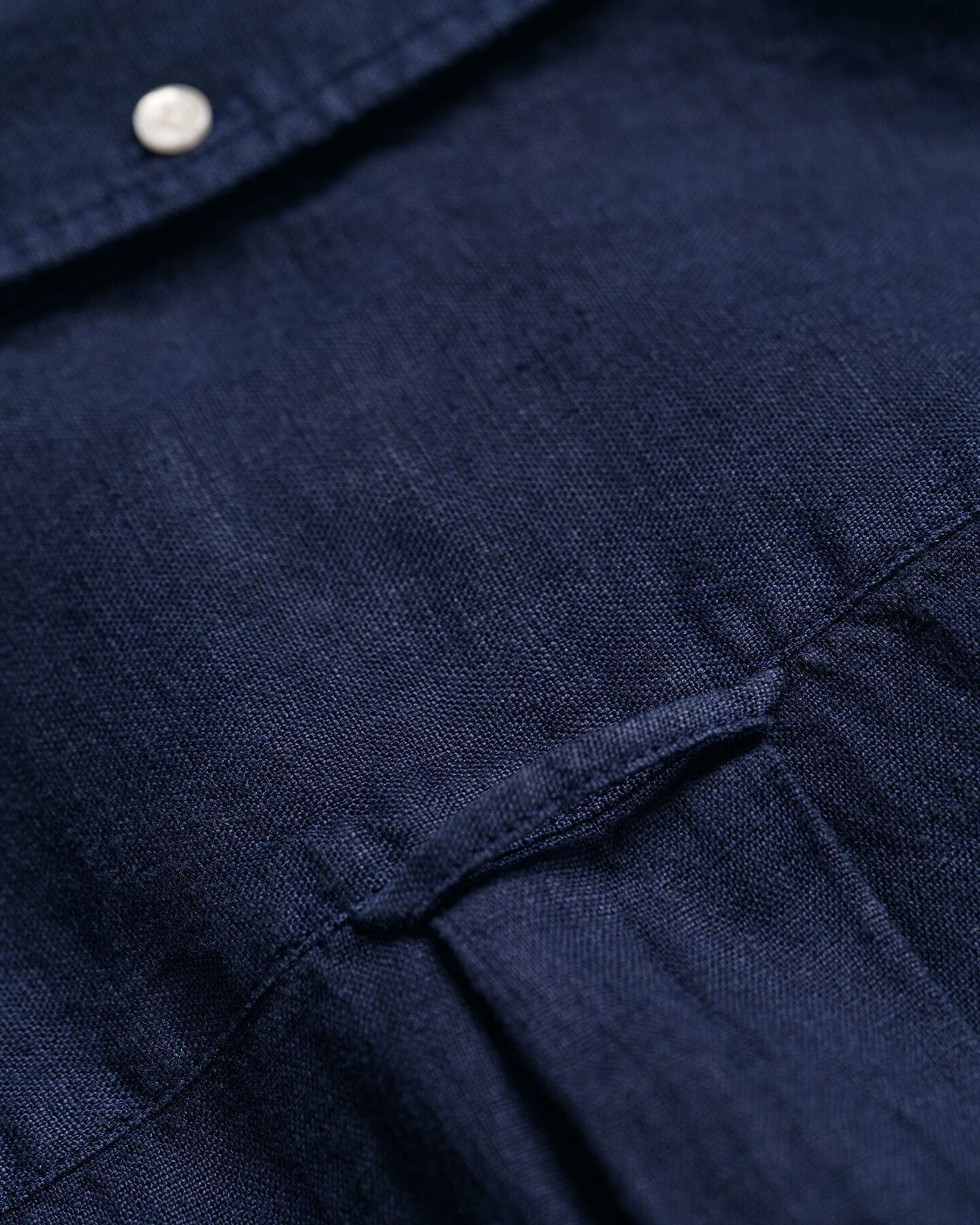 Camisa Regular Fit de manga corta y lino te&ntilde;ido en prenda