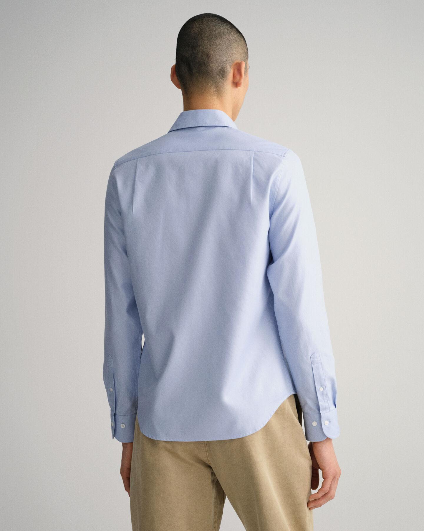 Camisa Slim Fit de sarga en color liso