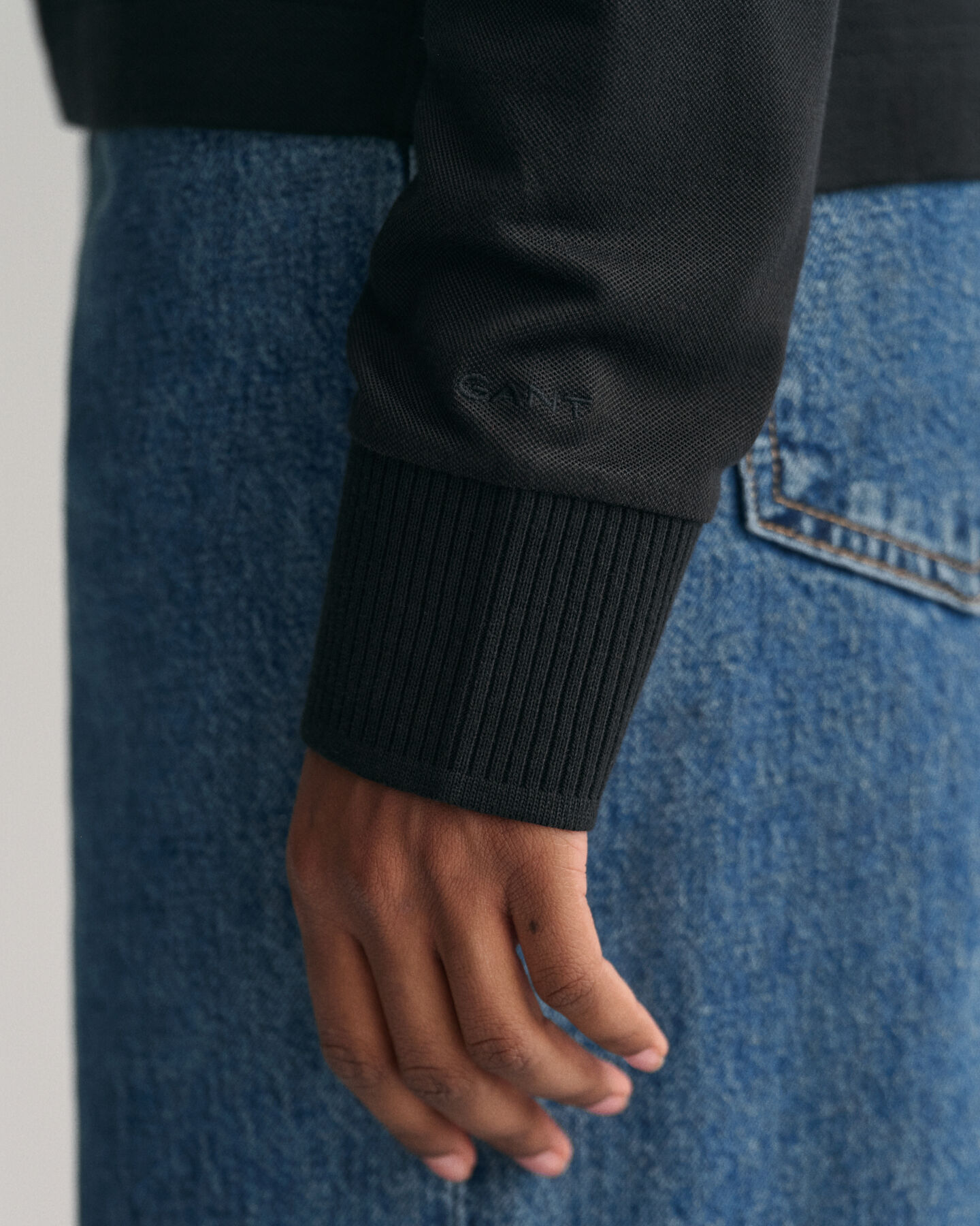 Polo de manga larga con cuello y detalle