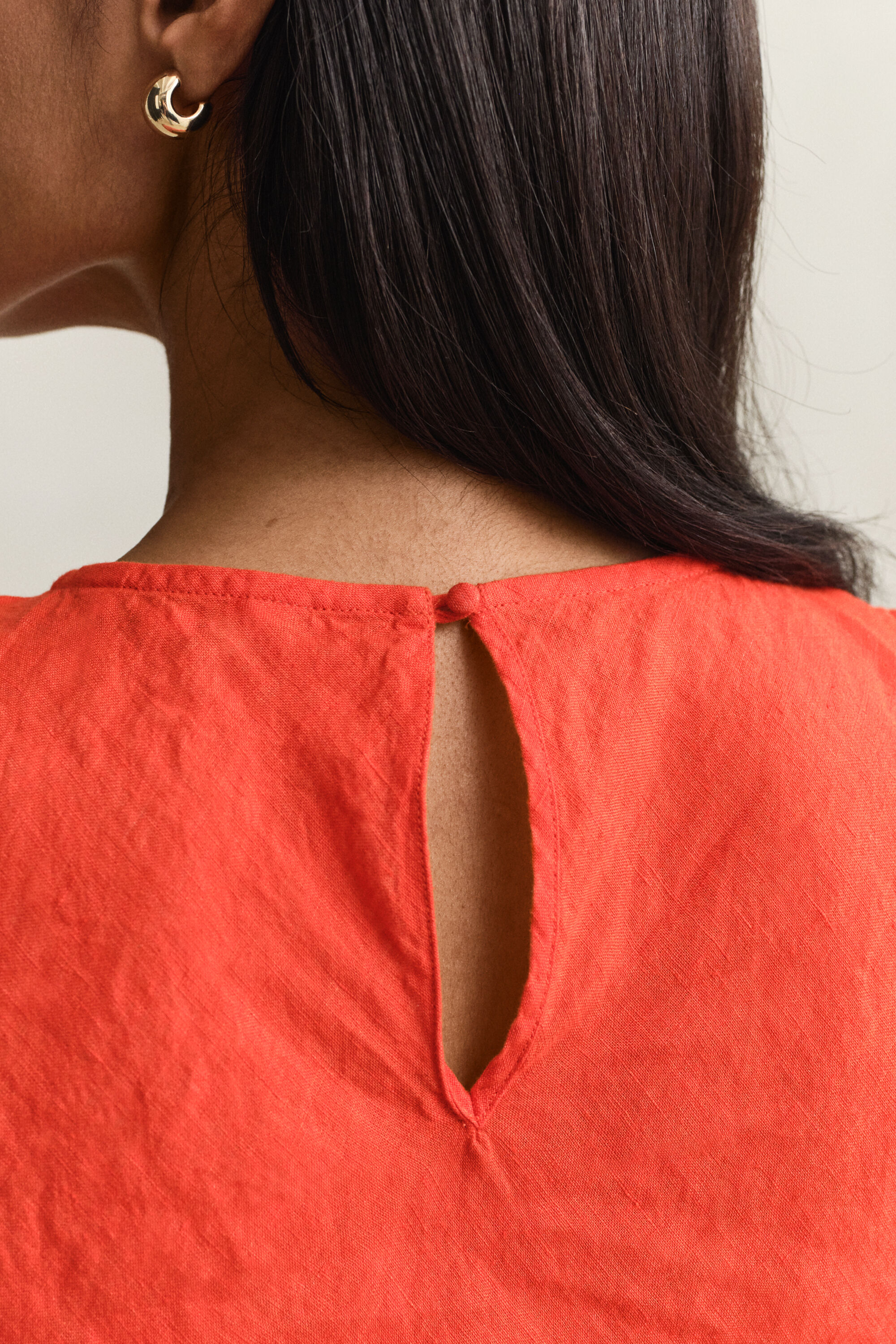 Vestido midi de lino cortado al bies