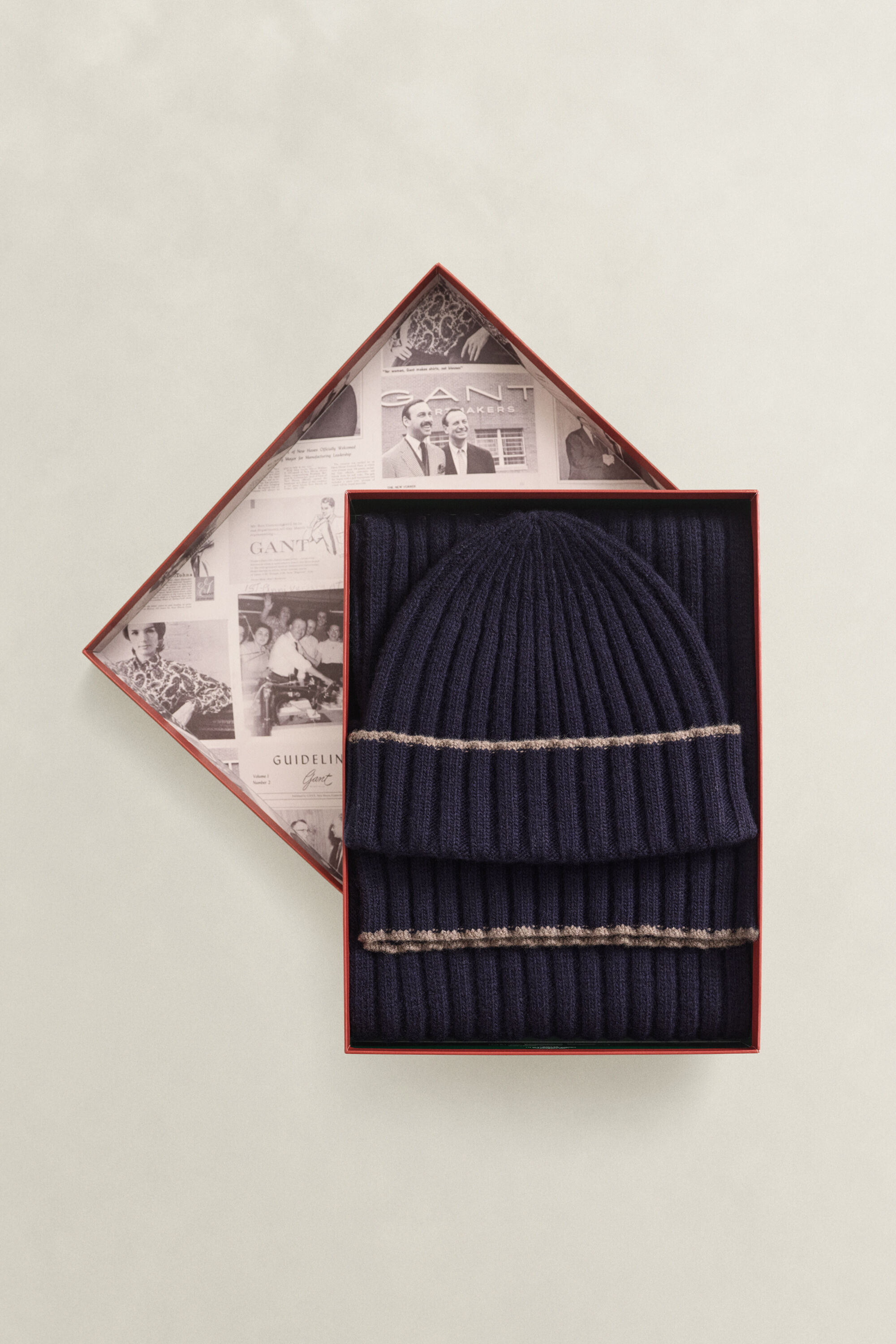 Set de regalo ribeteado con bufanda y gorro