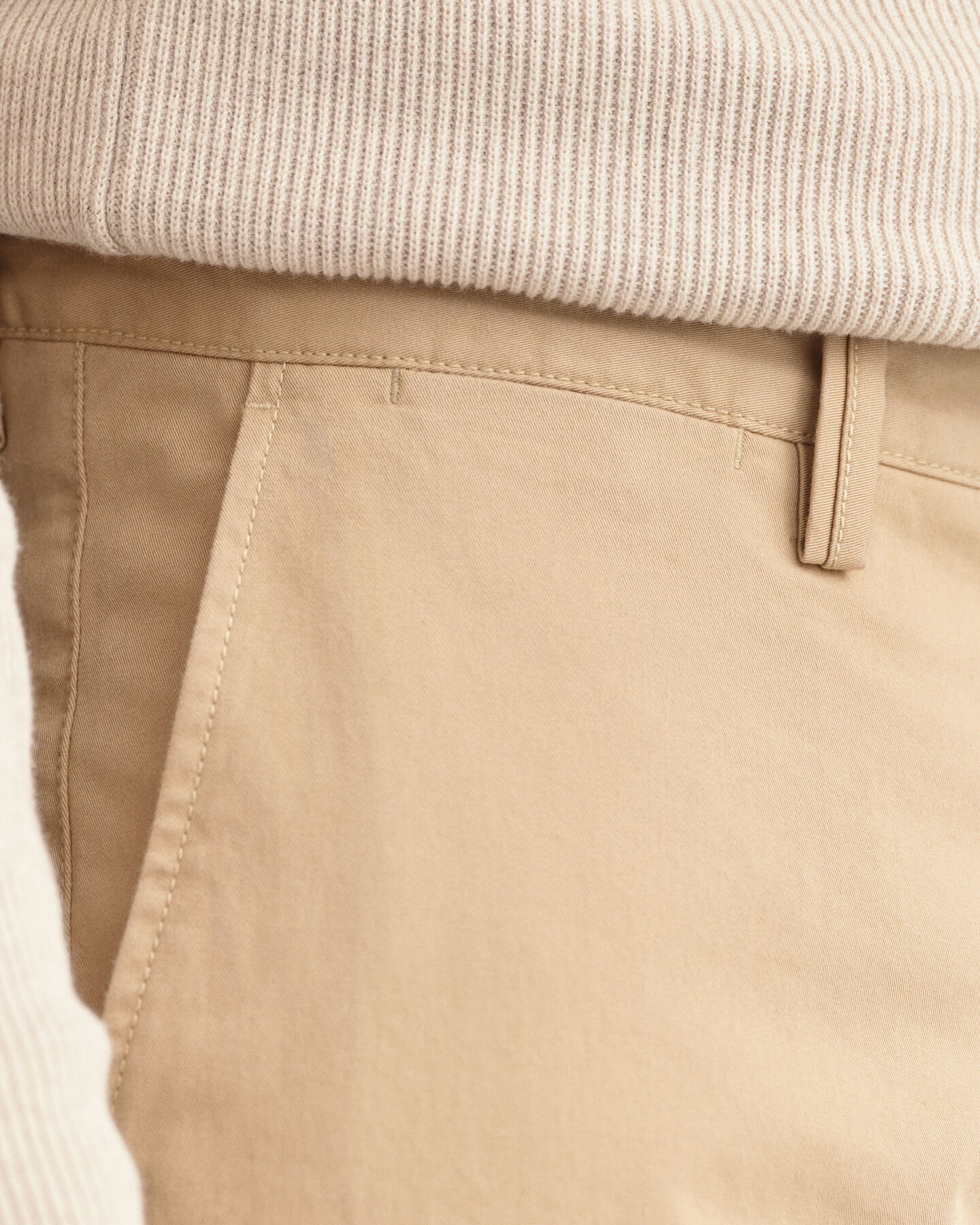 Pantalones chinos Regular Fit de sarga Allister