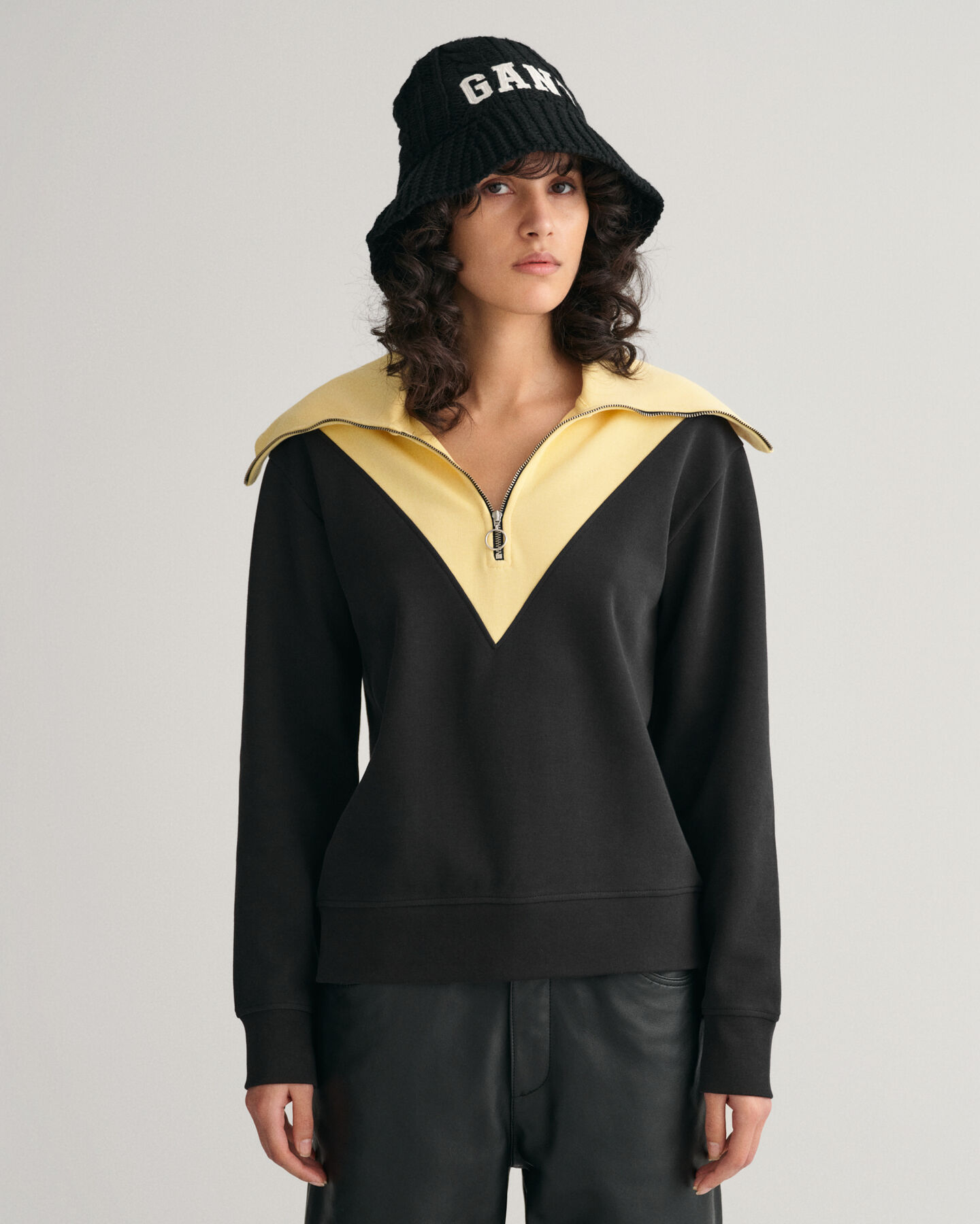 Sudadera con media cremallera y bloques de color