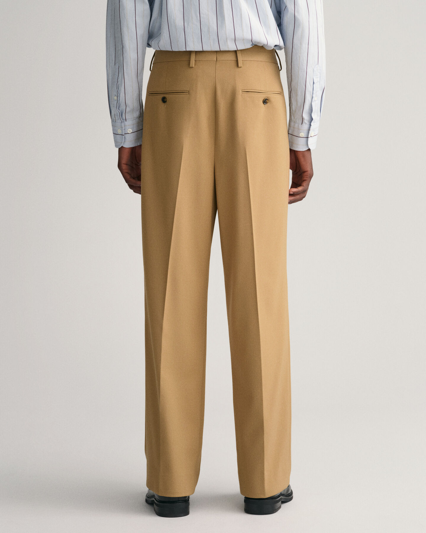 Pantalones de pinzas con pernera ancha