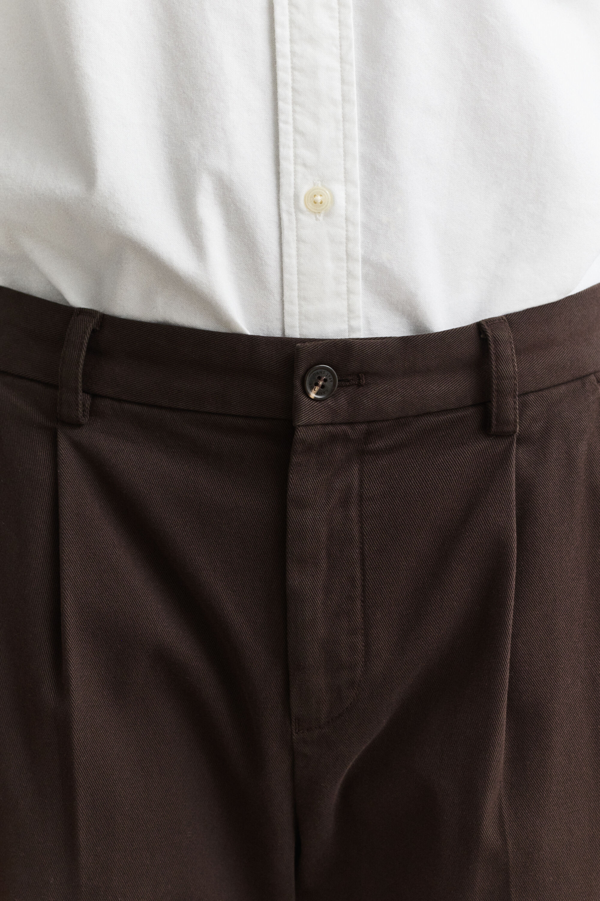 Pantalones chinos ajustados en el bajo