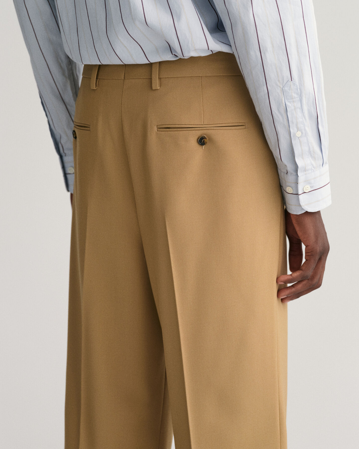 Pantalones de pinzas con pernera ancha