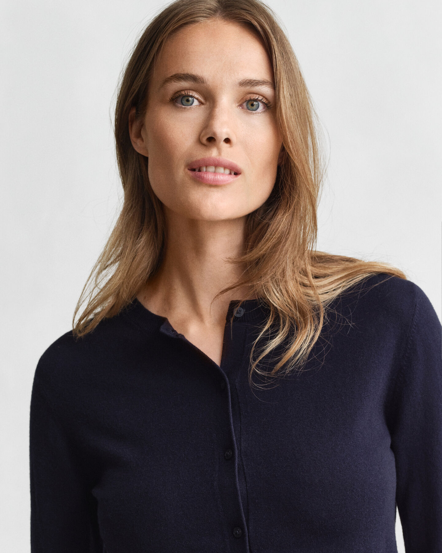 Cárdigan de punto ligero con cuello redondo