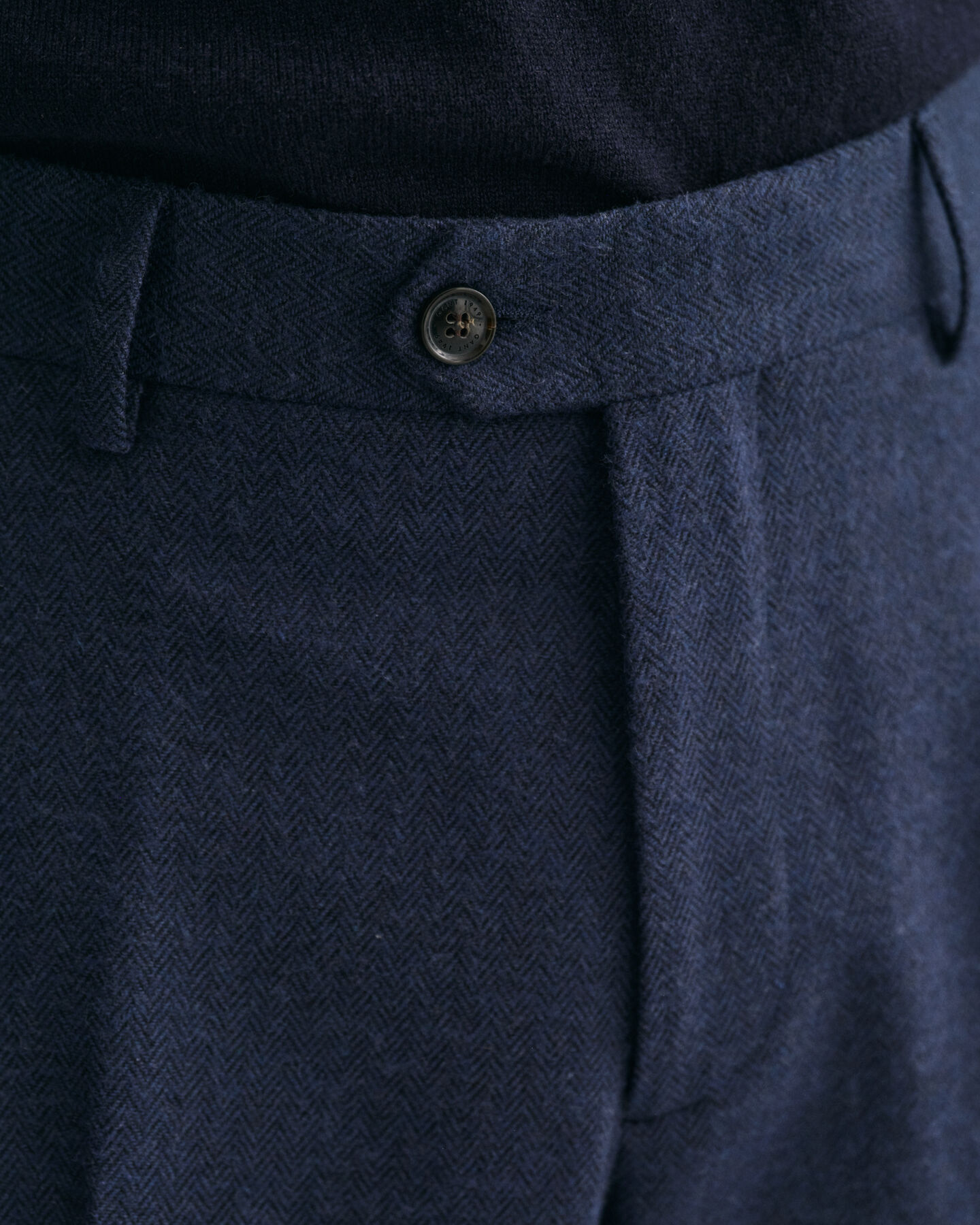 Pantalones con dise&ntilde;o de espiga ajustados en el bajo