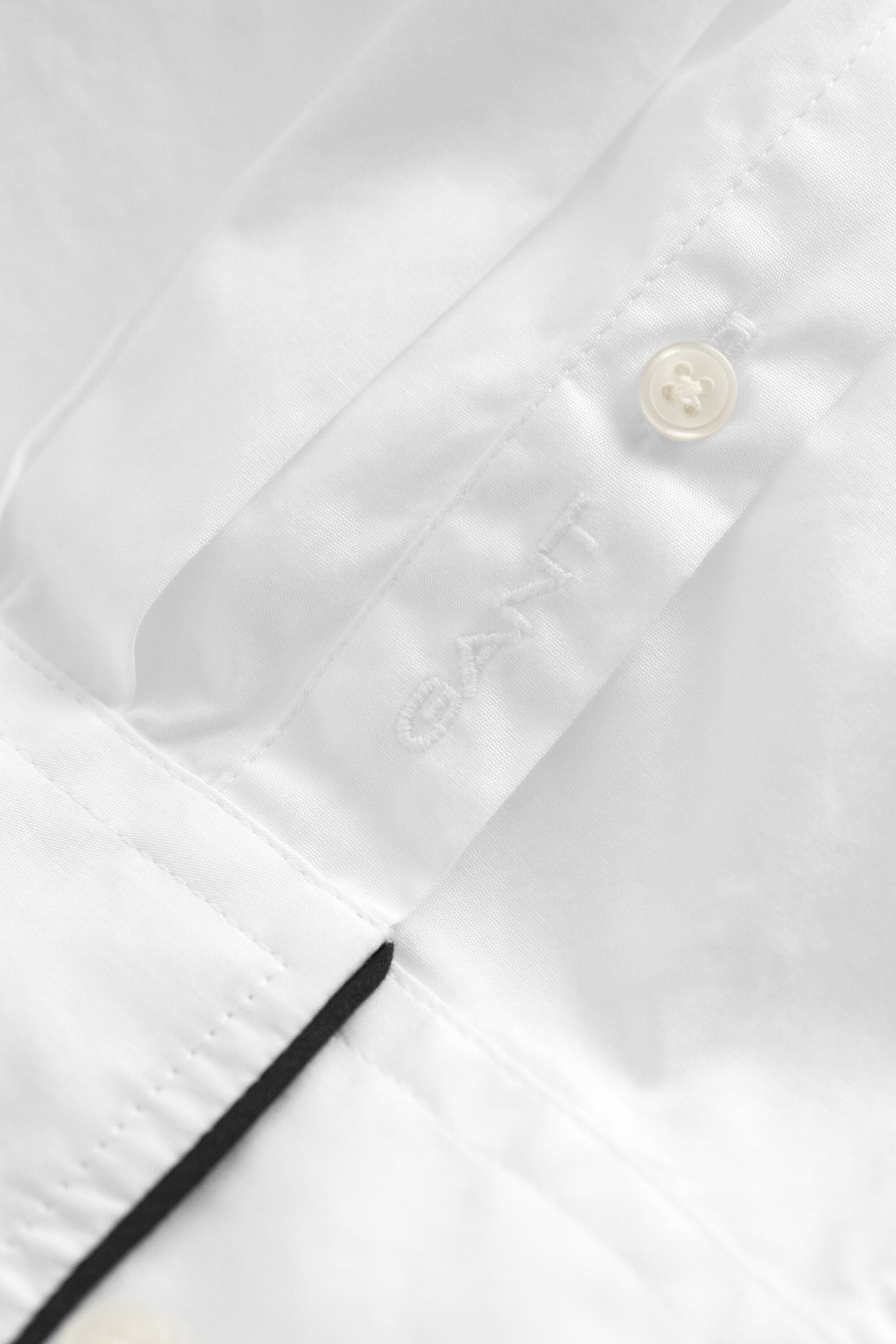 Camisa con detalle de ribetes