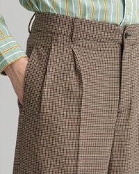 Pantalones de traje a cuadros con pinzas