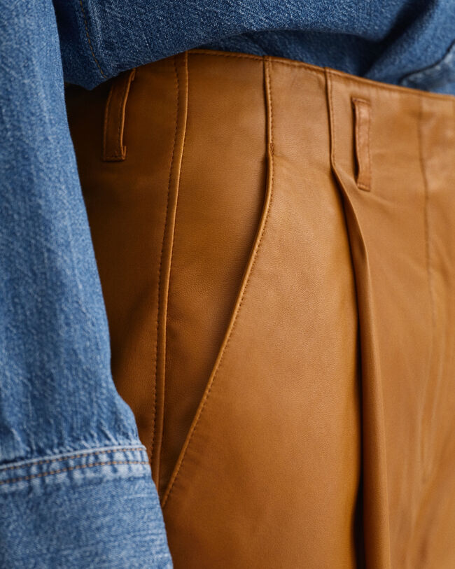 Pantalones de pinzas de piel