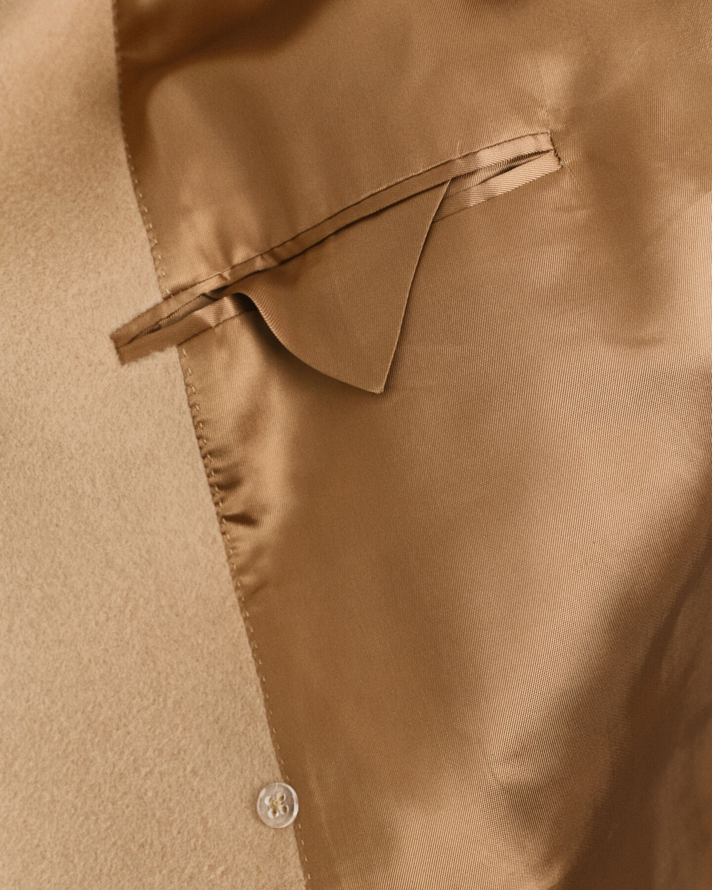 Abrigo de lana con doble botonadura