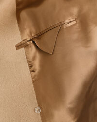 Abrigo de lana con doble botonadura