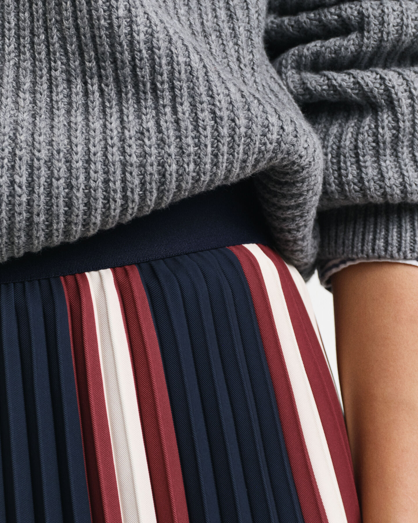 Falda plisada a rayas