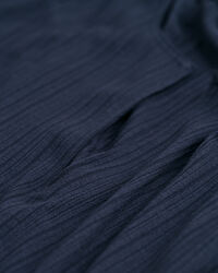 Vestido sin mangas con detalle en el cuello