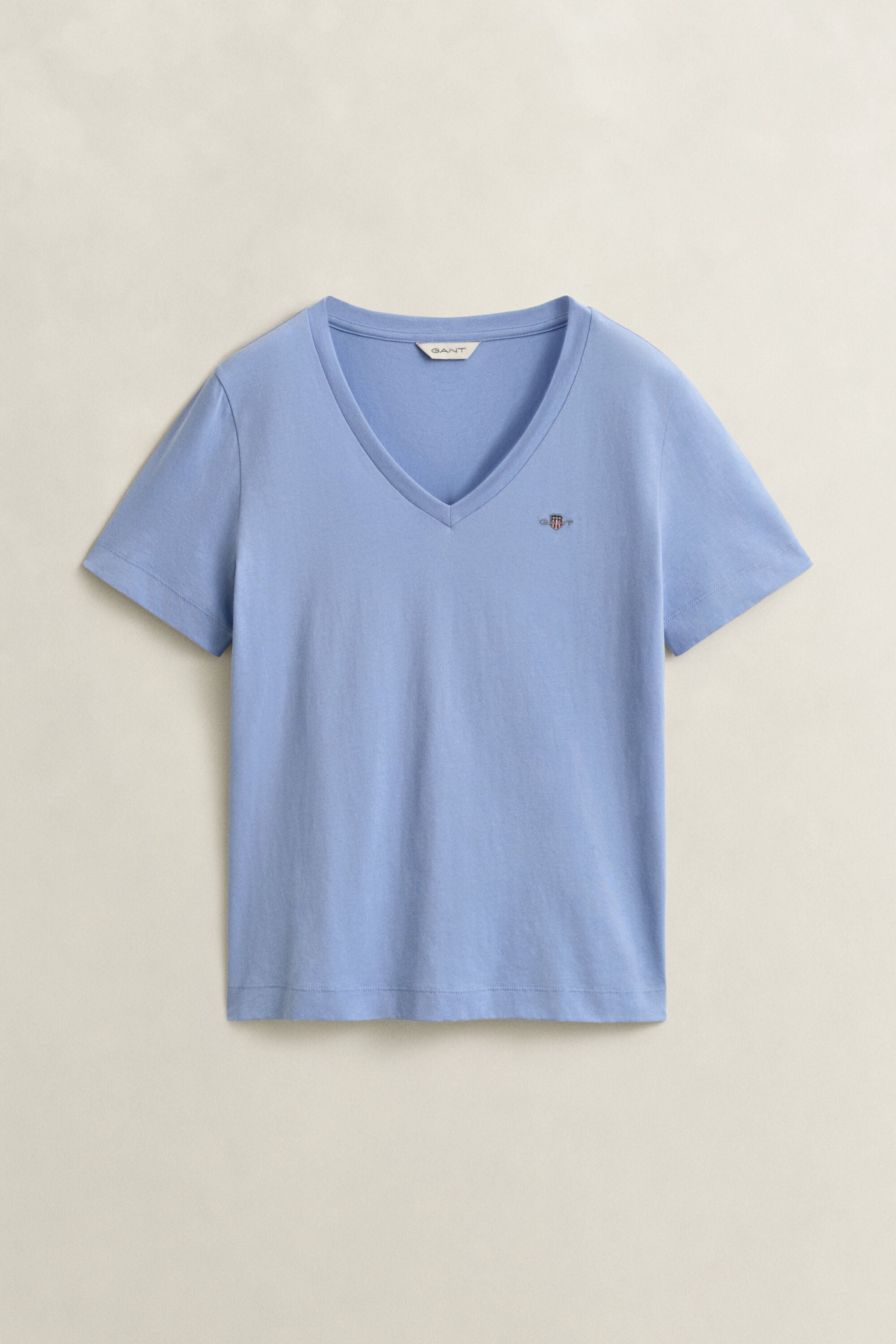Camiseta Shield con cuello de pico