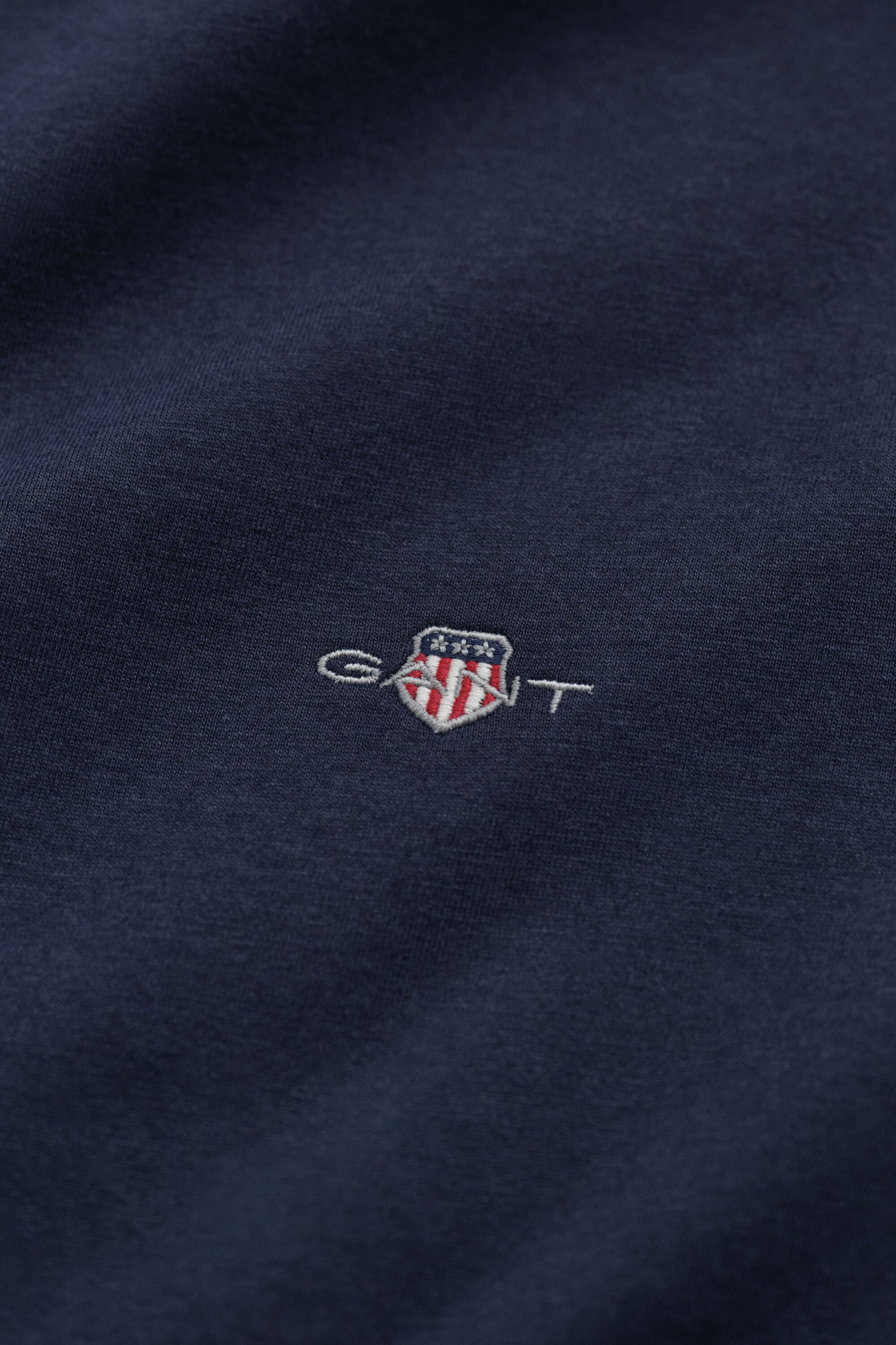 Camiseta Shield con cuello de pico