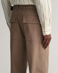 Pantalones chinos de pinzas con cinturón