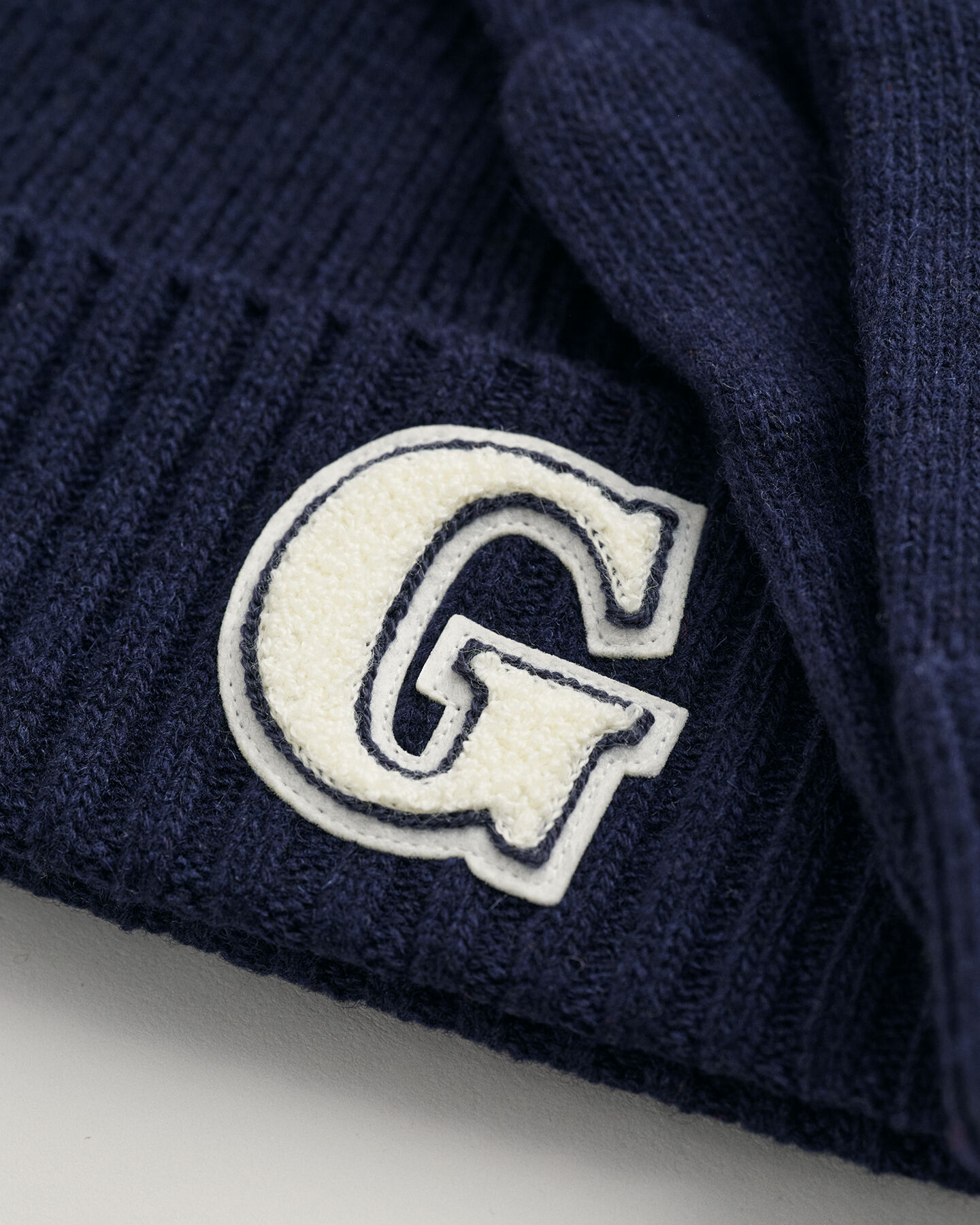 Set de regalo con gorro y guantes con insignia G