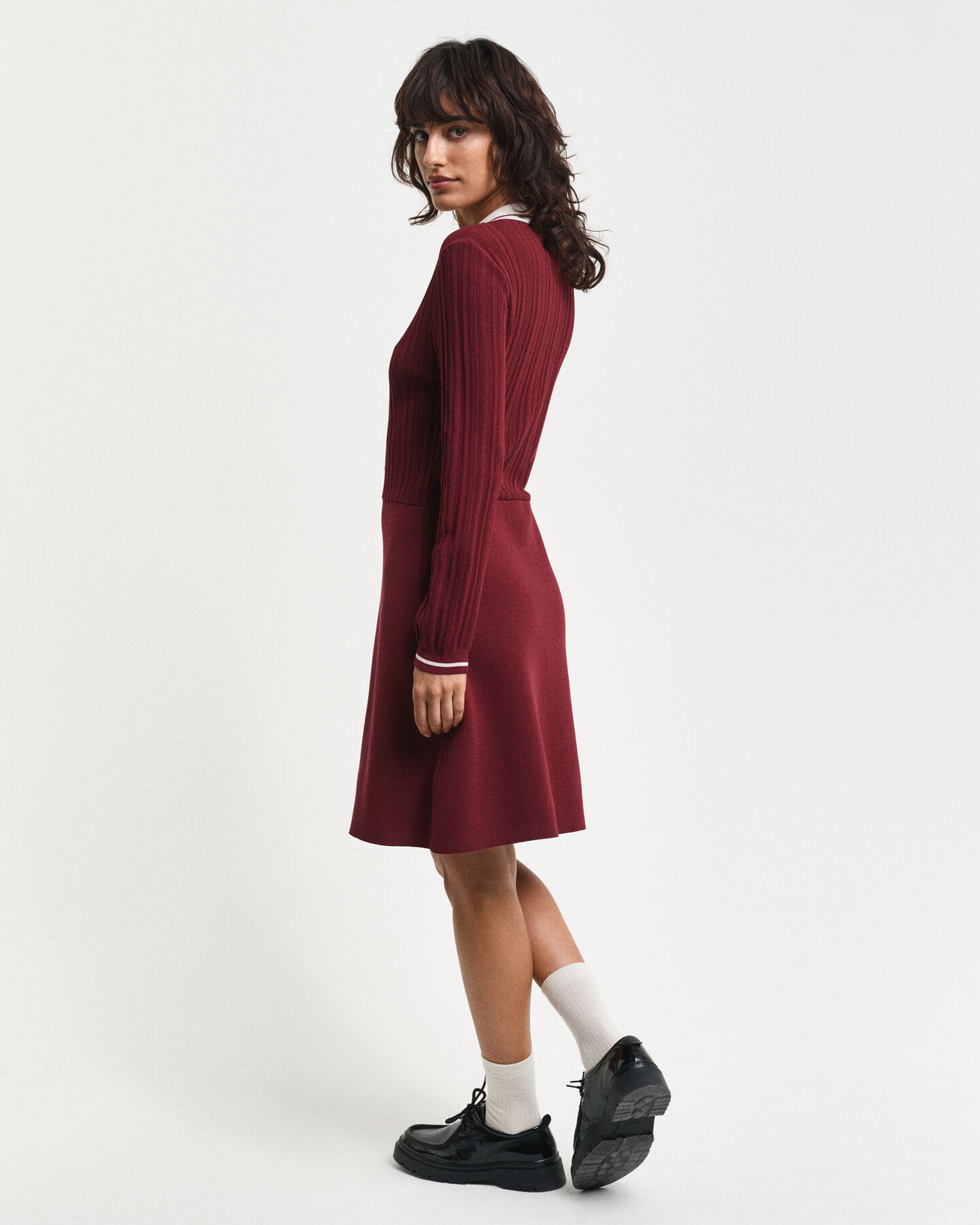 Vestido de punto con canal&eacute; en contraste