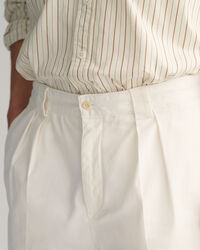 Pantalones chinos cortos de pinzas en sarga