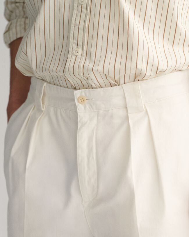 Pantalones chinos cortos de pinzas en sarga