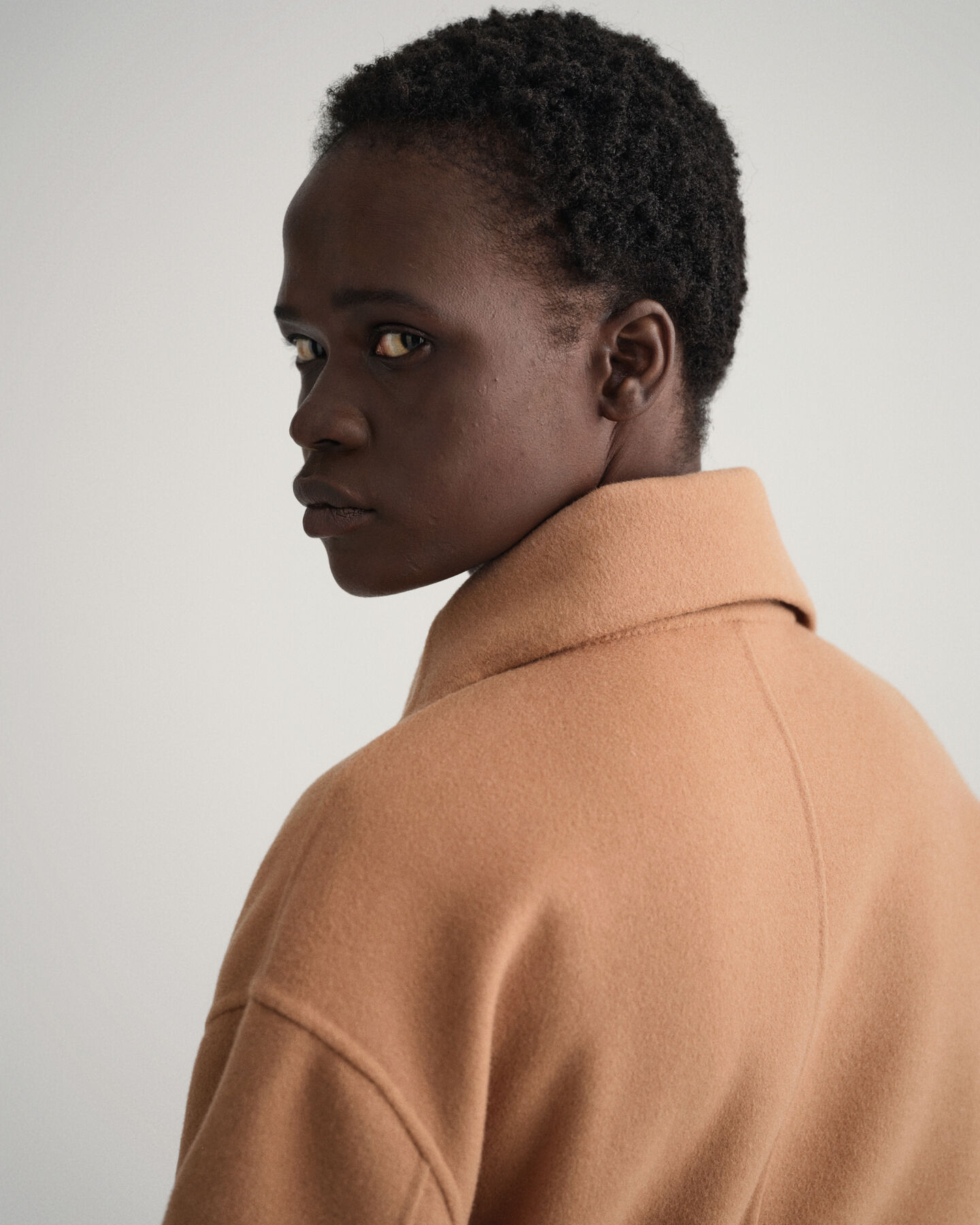 Abrigo cosido a mano con cintur&oacute;n