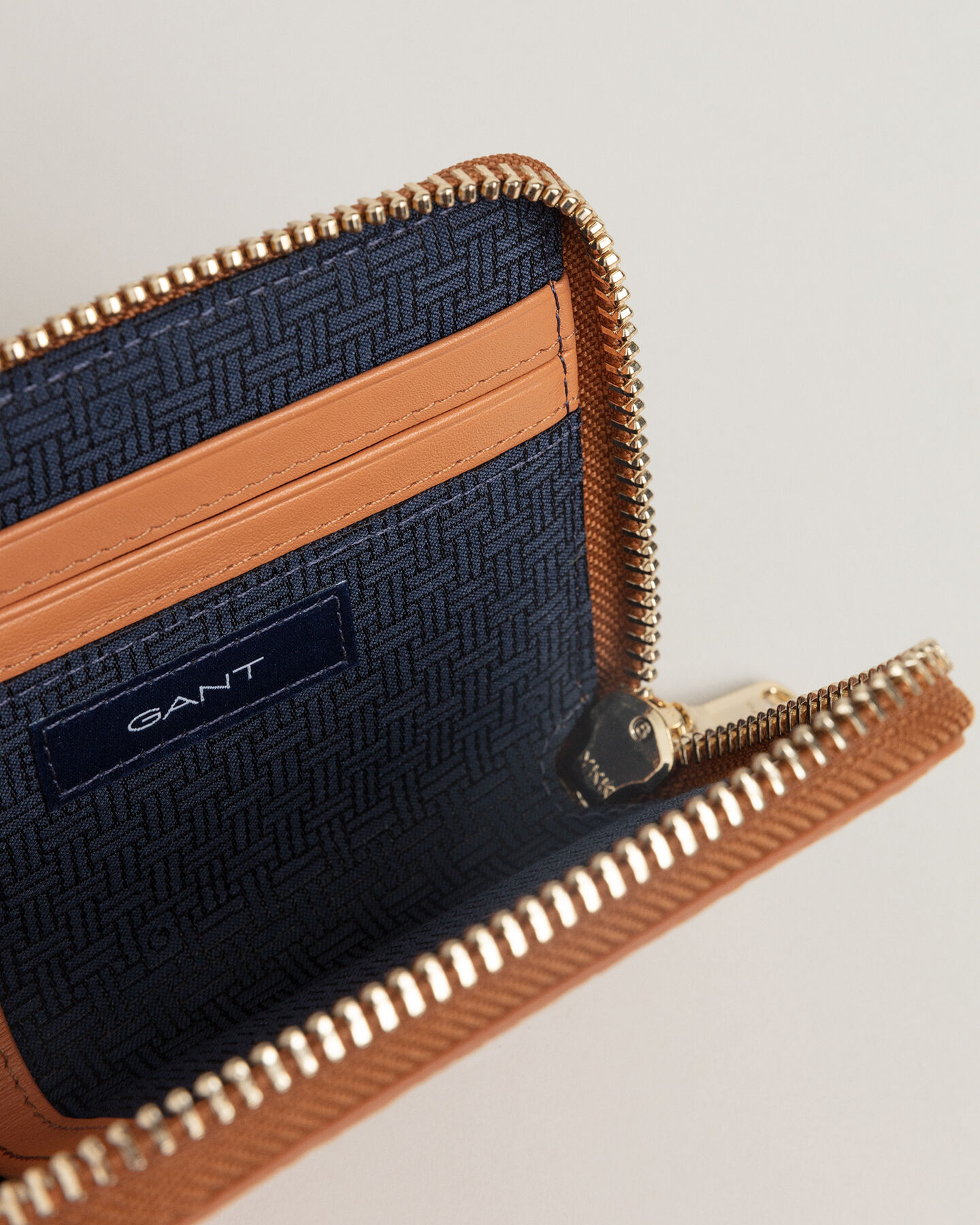 Minicartera con estampado en relieve Iconic G