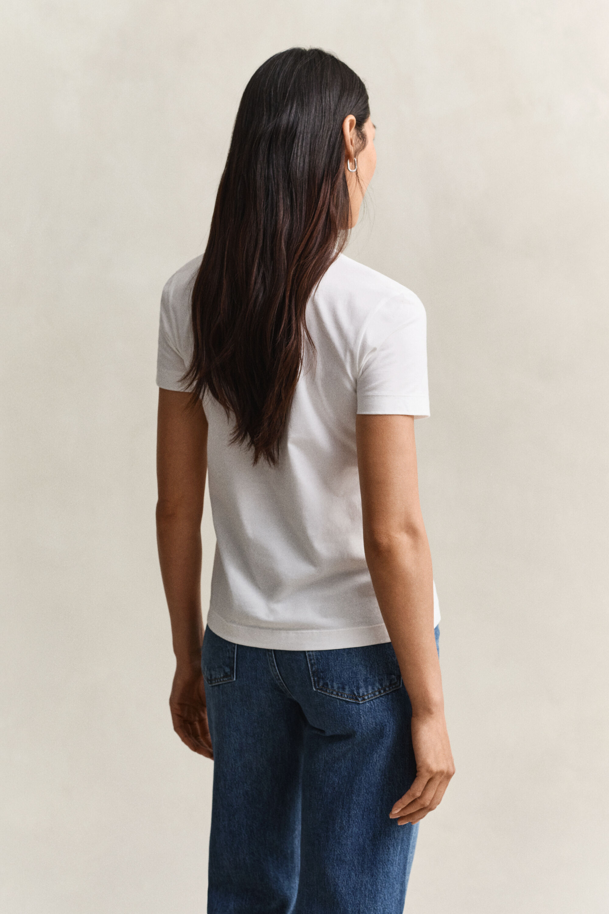 Camiseta Shield con cuello de pico