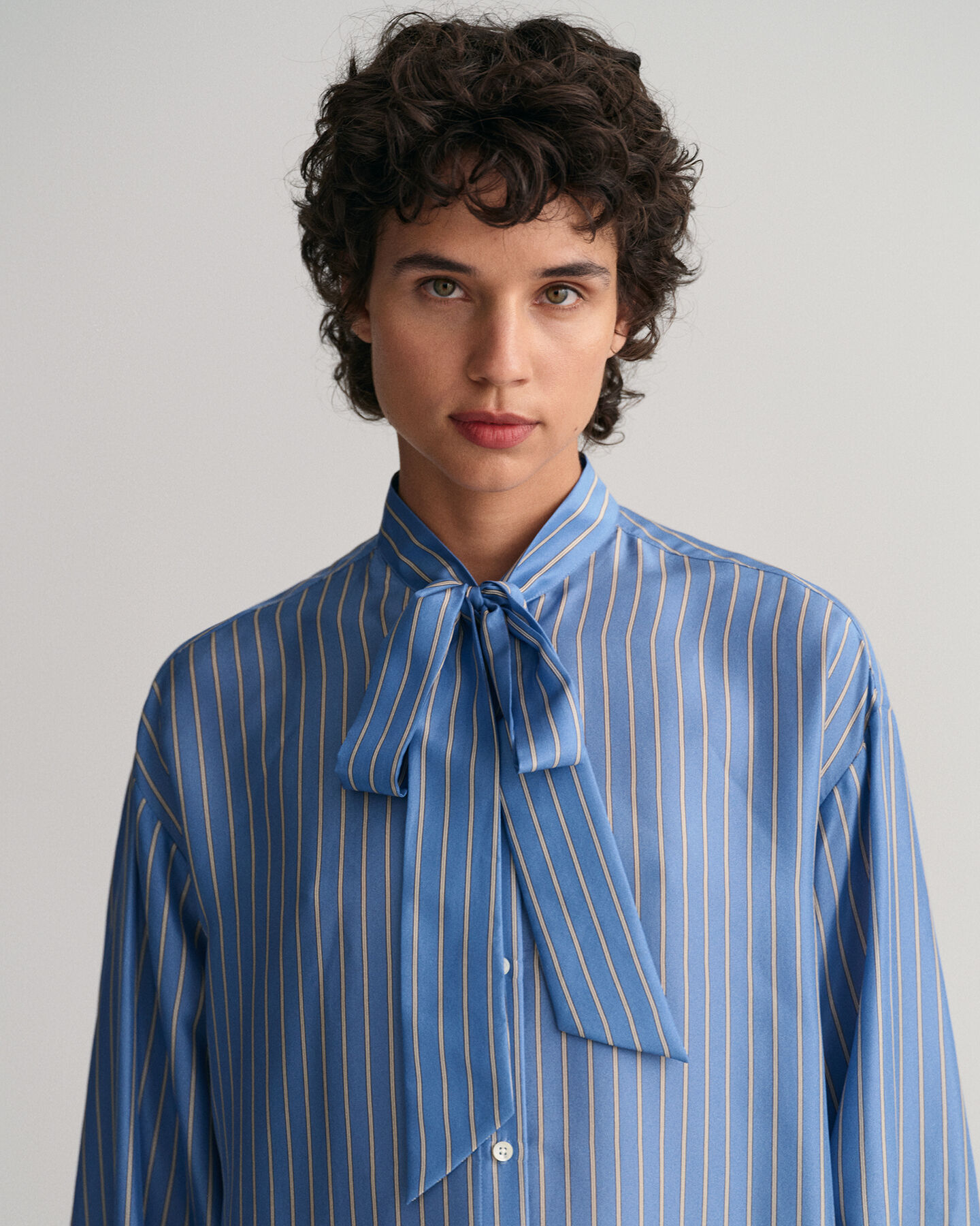 Blusa de seda a rayas con lazada