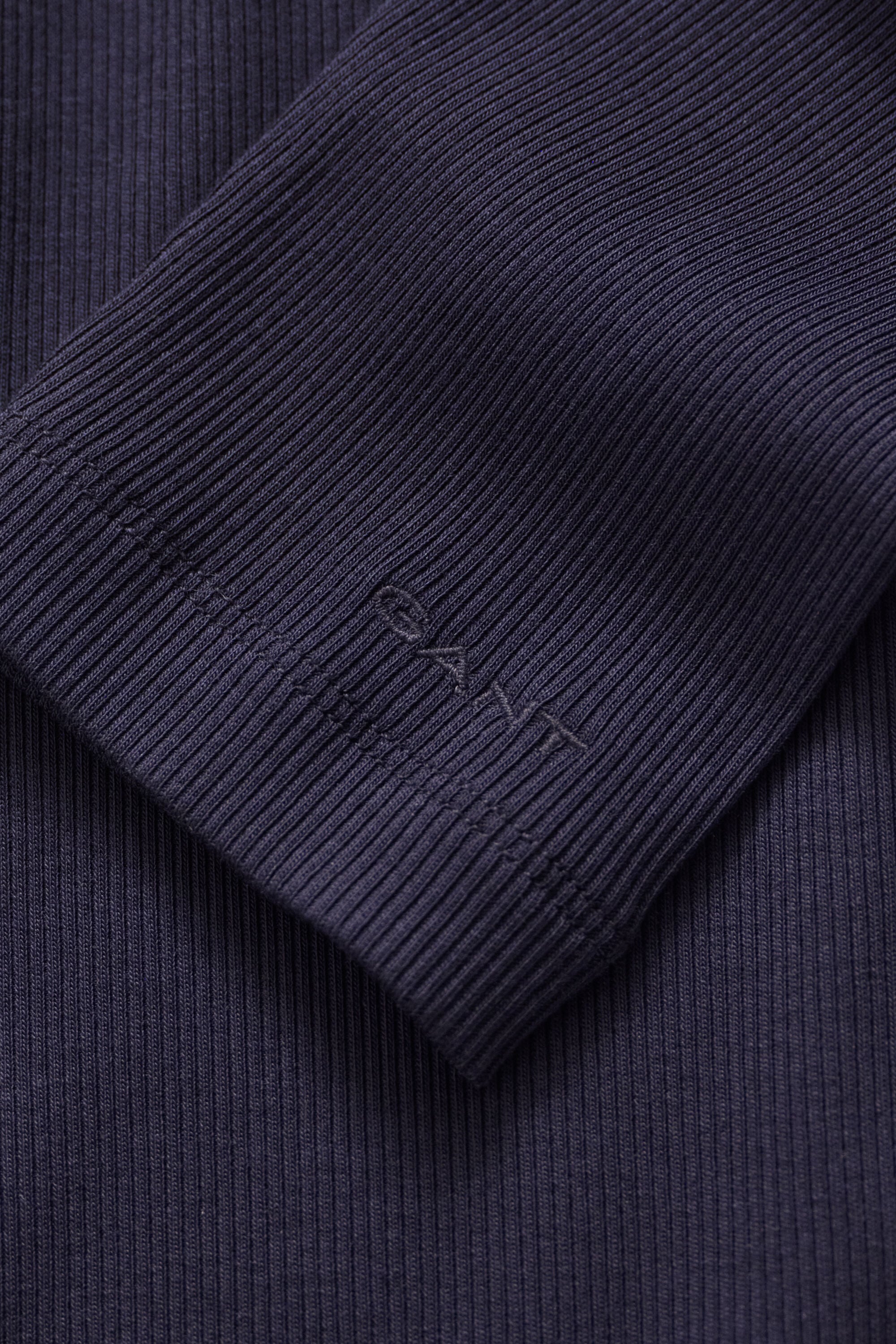 Camiseta acanalada con cuello de cisne