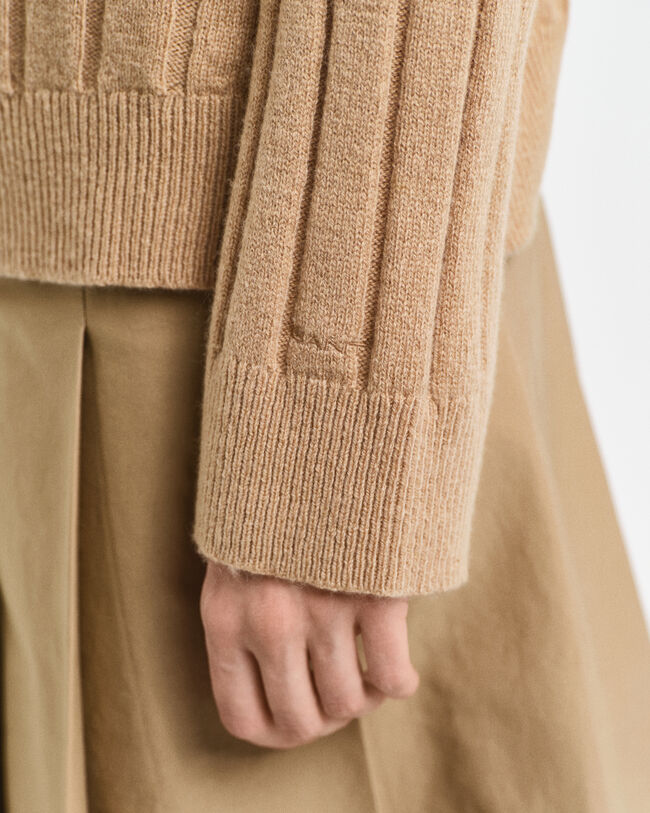 Jersey de lana con cuello recto y canal&eacute; ancho