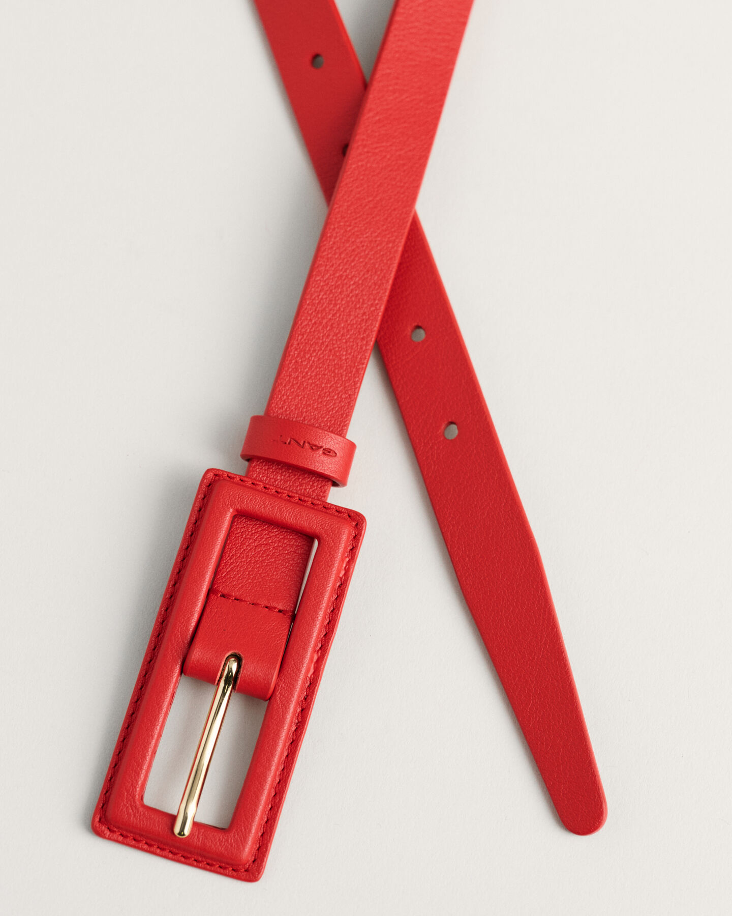 Cintur&oacute;n de piel fino con hebilla forrada