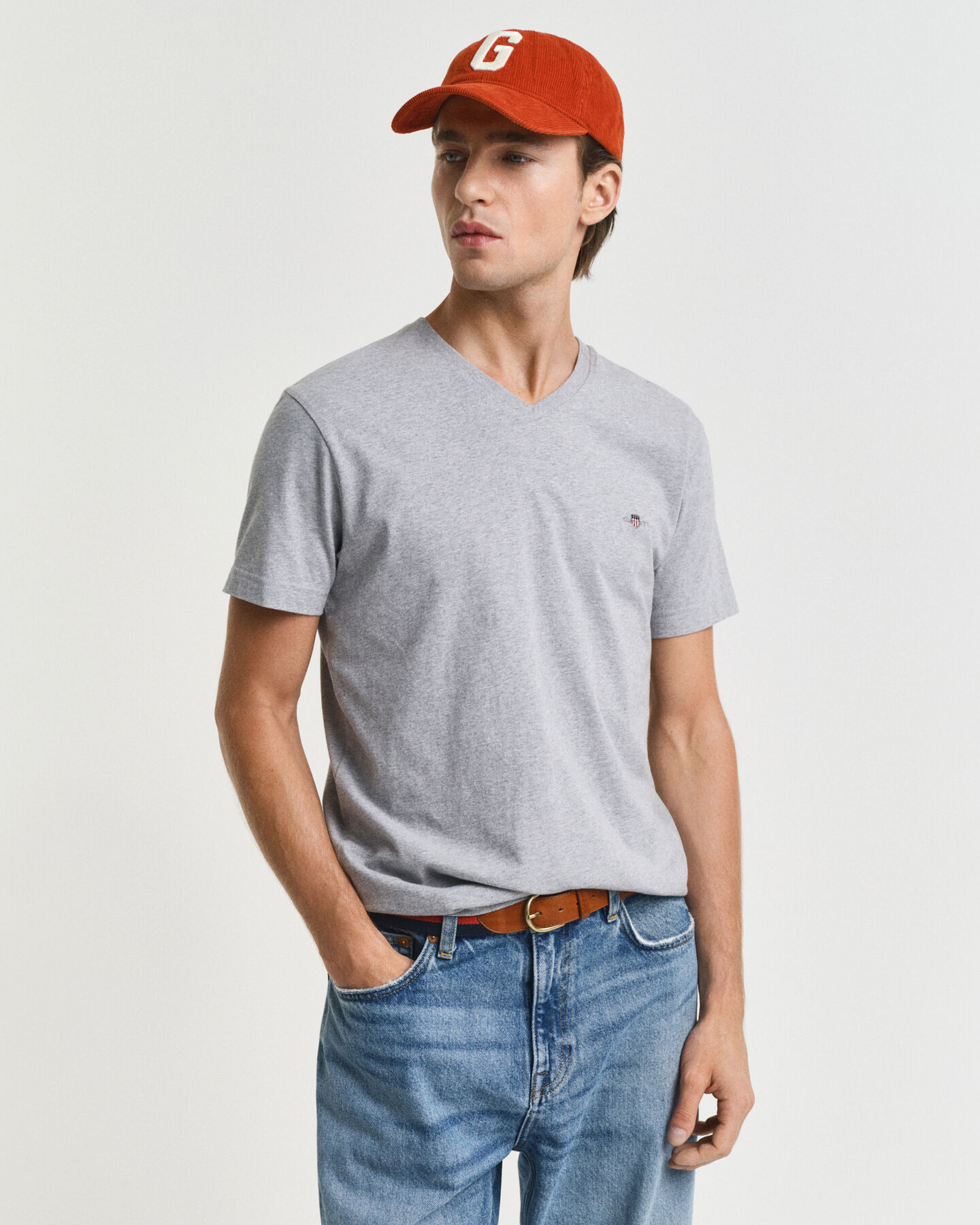 Camiseta Slim Fit Shield con cuello de pico