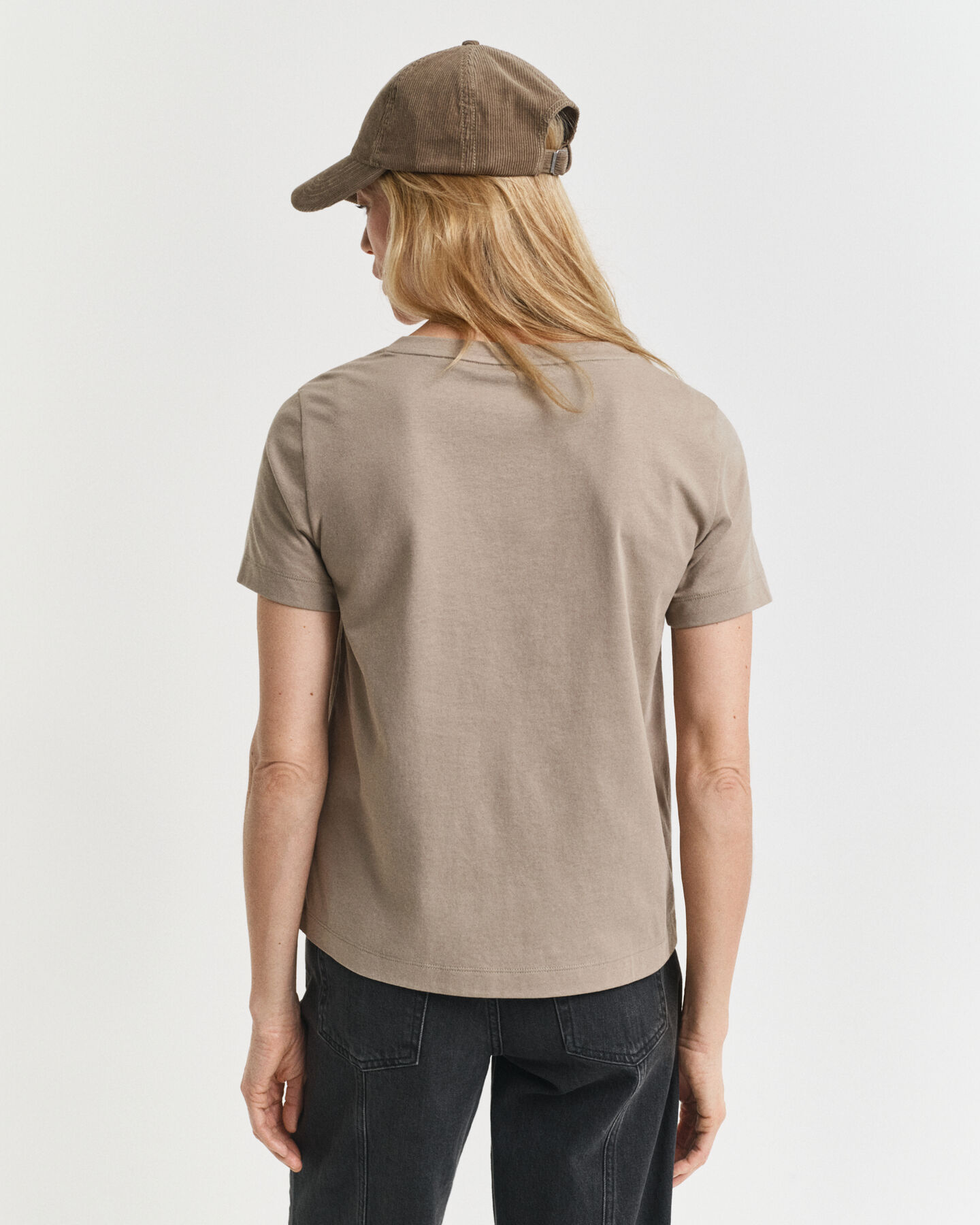 Camiseta Shield con cuello de pico