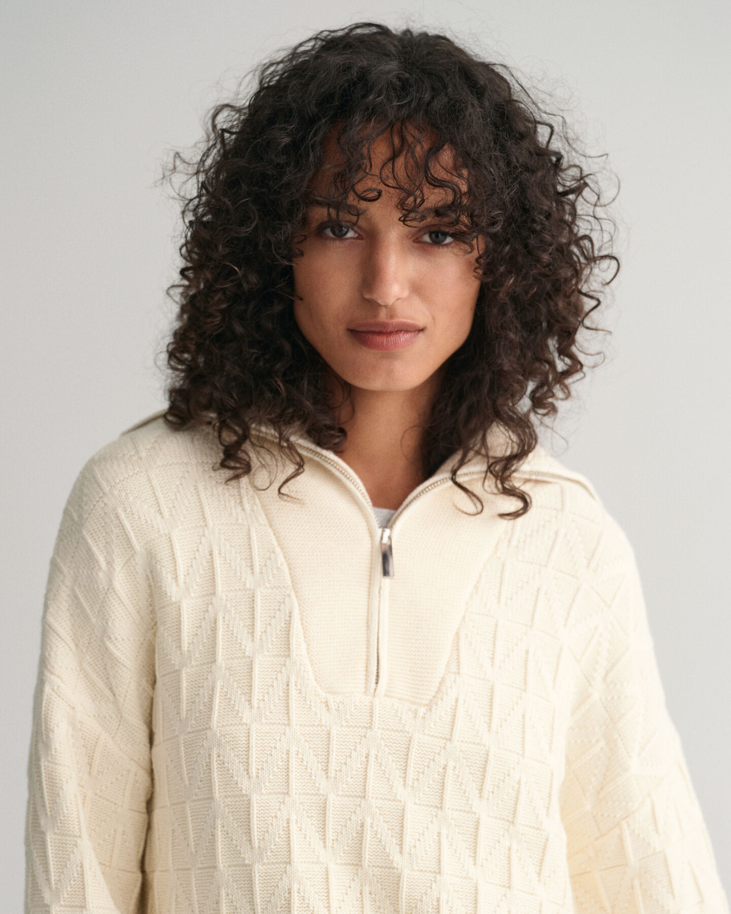 Jersey con media cremallera y diseño de espiga