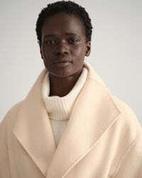 Abrigo cosido a mano con cinturón