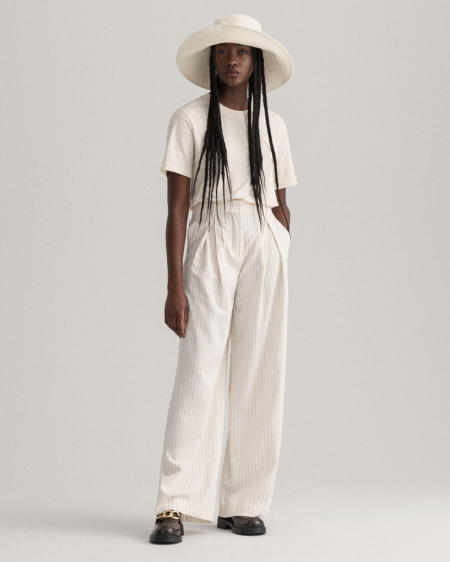 Pantalones de pinzas con pernera ancha y raya diplom&aacute;tica