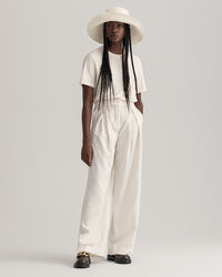 Pantalones de pinzas con pernera ancha y raya diplom&aacute;tica